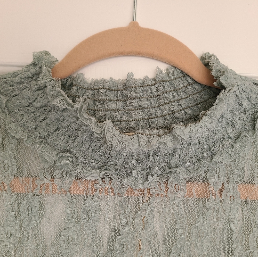Lace poncho with cold shoulders. - Picture 3 of 8